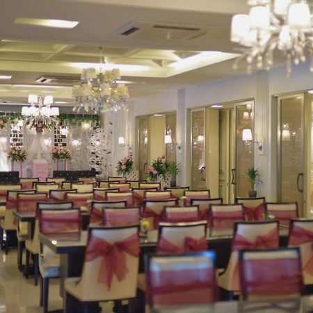 Hotel Gajahmada Понтианак Екстериор снимка