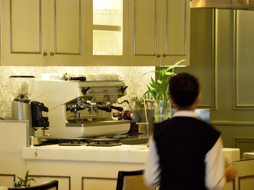 Hotel Gajahmada Понтианак Екстериор снимка