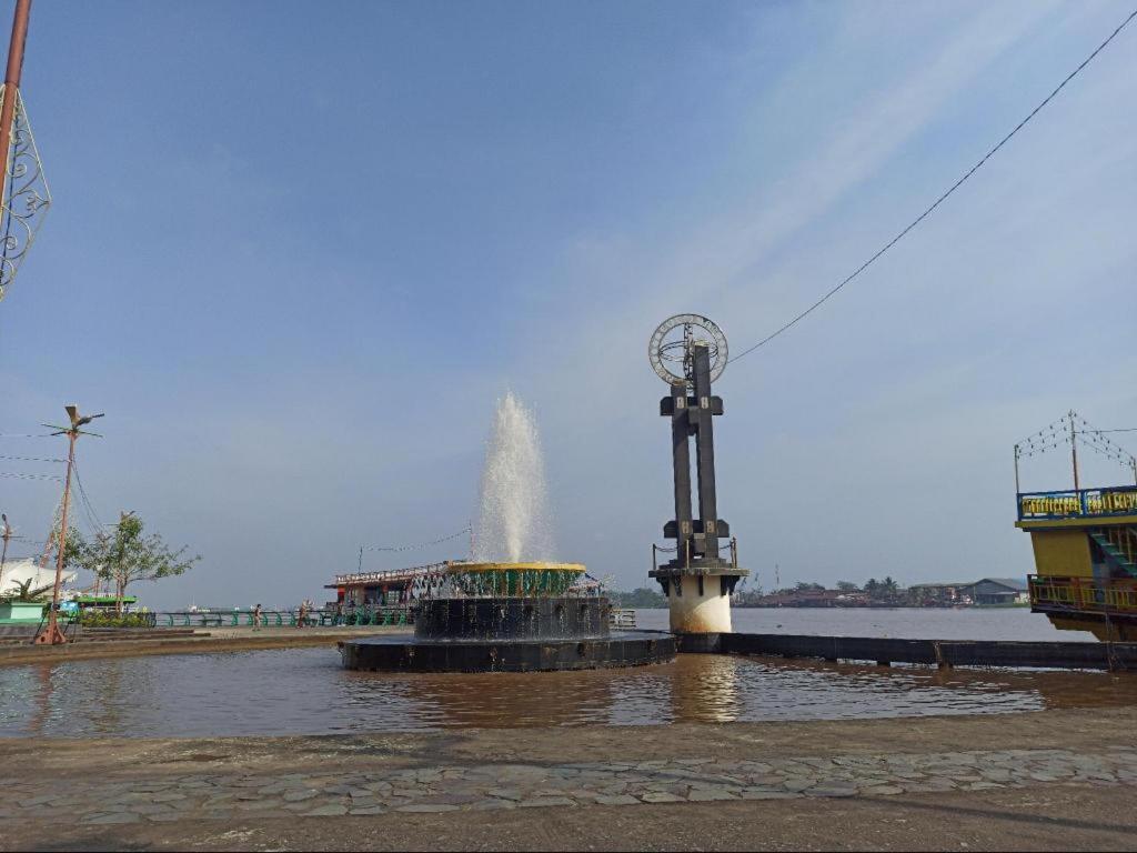 Hotel Gajahmada Понтианак Екстериор снимка