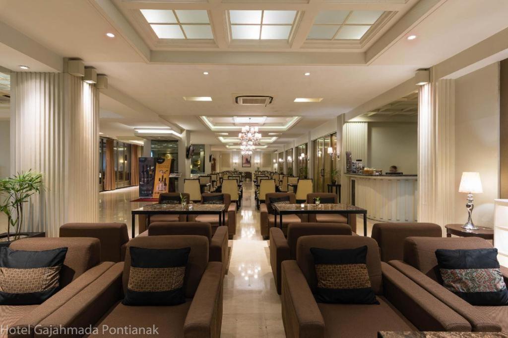 Hotel Gajahmada Понтианак Екстериор снимка