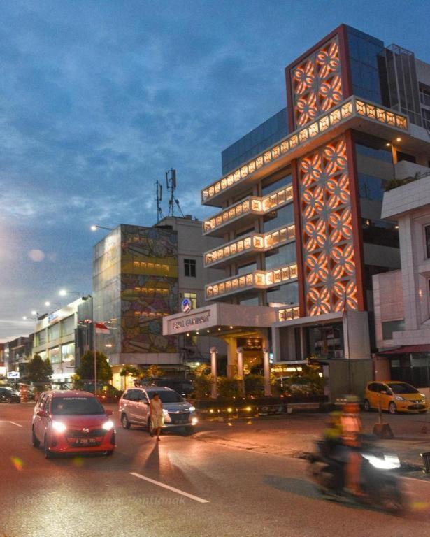 Hotel Gajahmada Понтианак Екстериор снимка