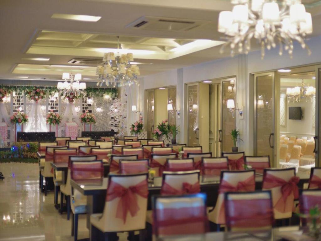 Hotel Gajahmada Понтианак Екстериор снимка
