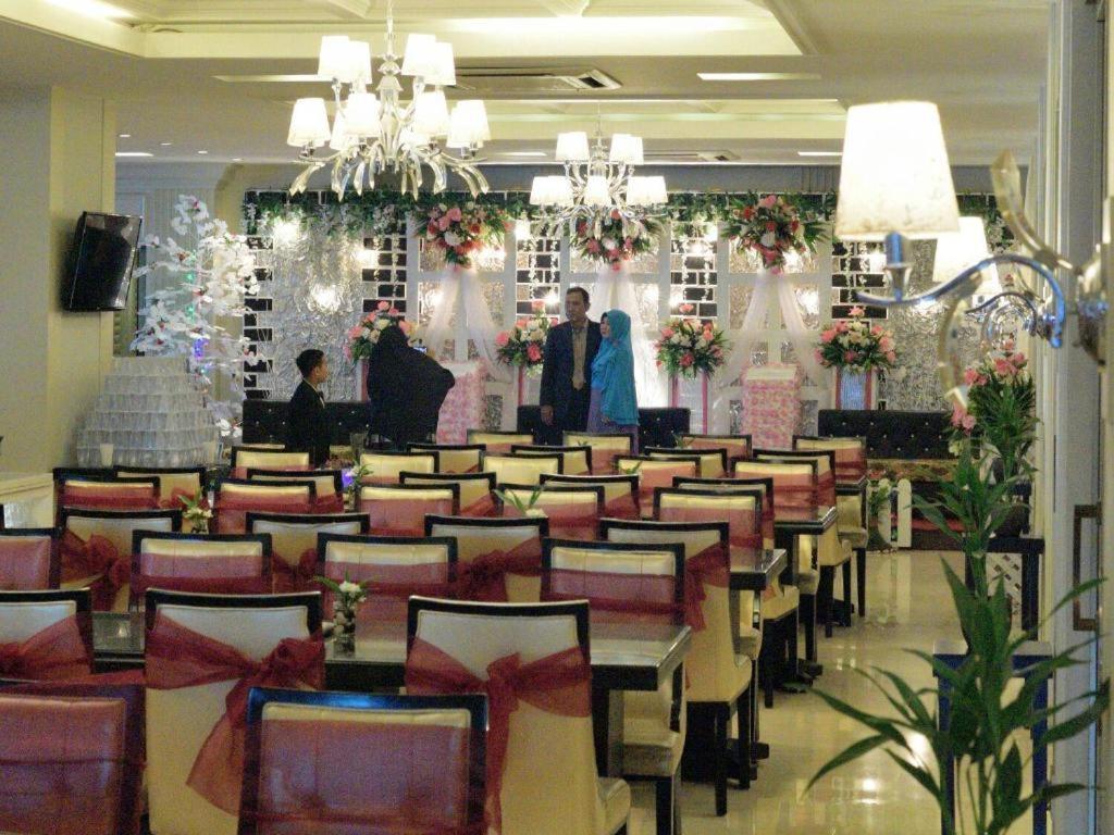 Hotel Gajahmada Понтианак Екстериор снимка