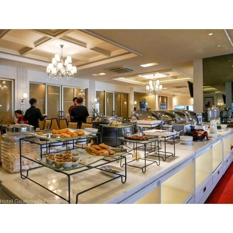 Hotel Gajahmada Понтианак Екстериор снимка