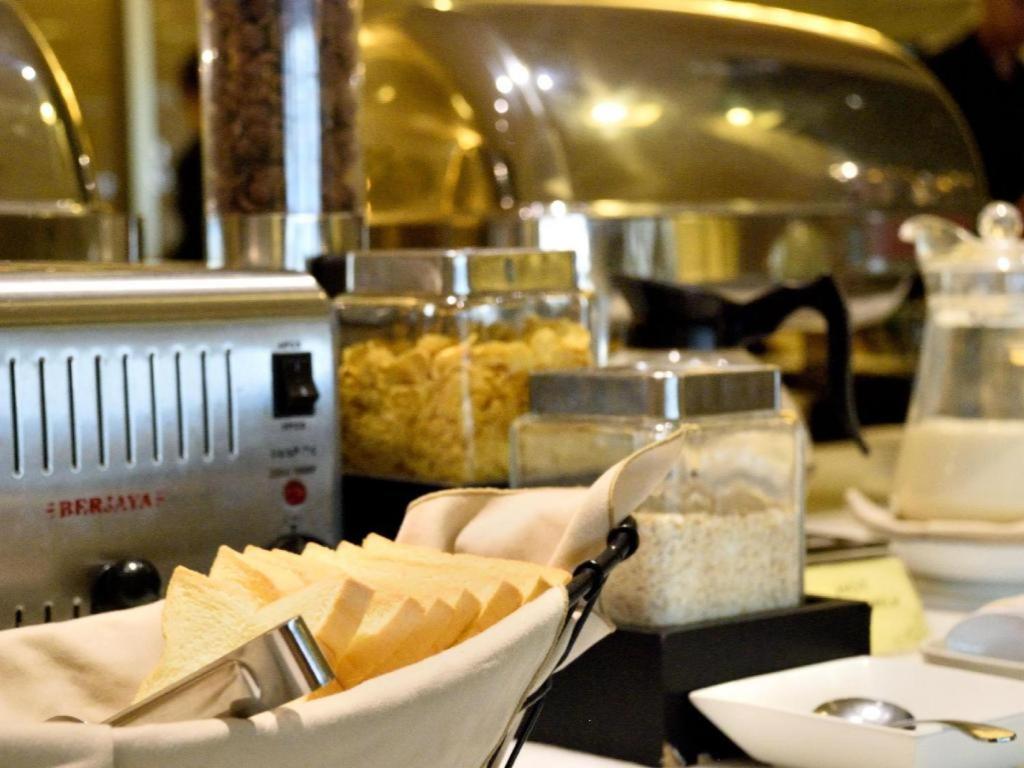 Hotel Gajahmada Понтианак Екстериор снимка