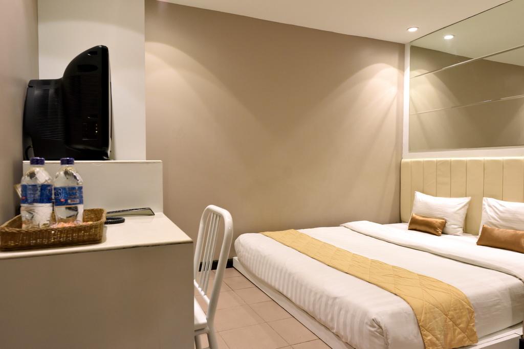 Hotel Gajahmada Понтианак Екстериор снимка