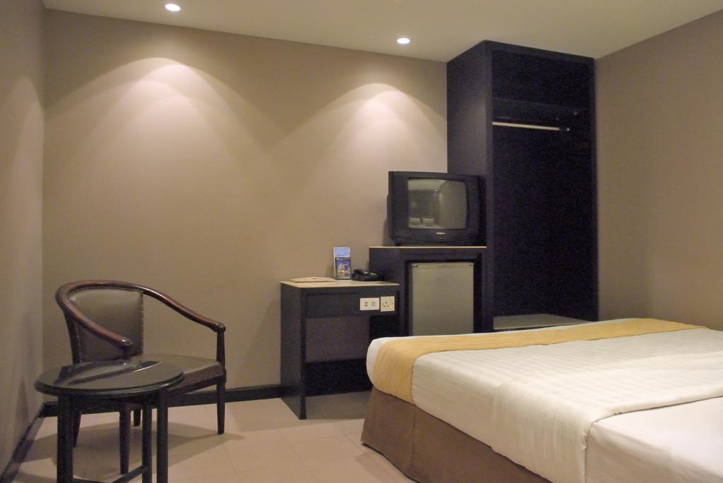 Hotel Gajahmada Понтианак Екстериор снимка