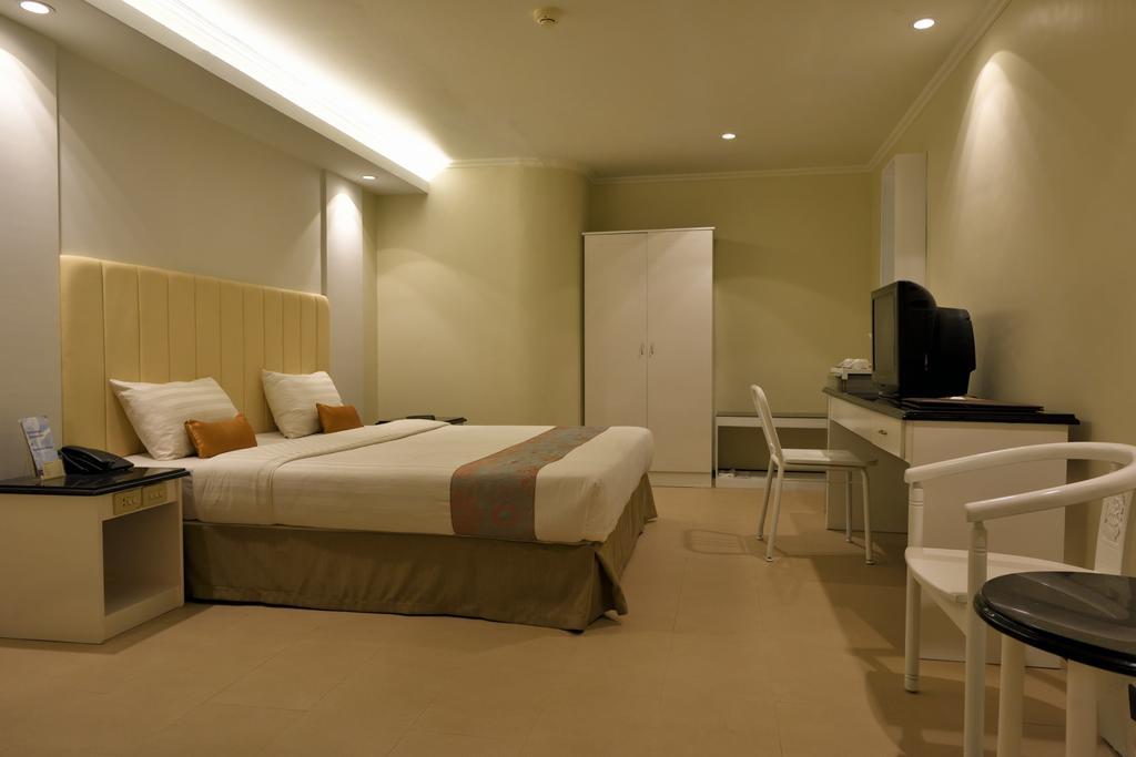 Hotel Gajahmada Понтианак Екстериор снимка