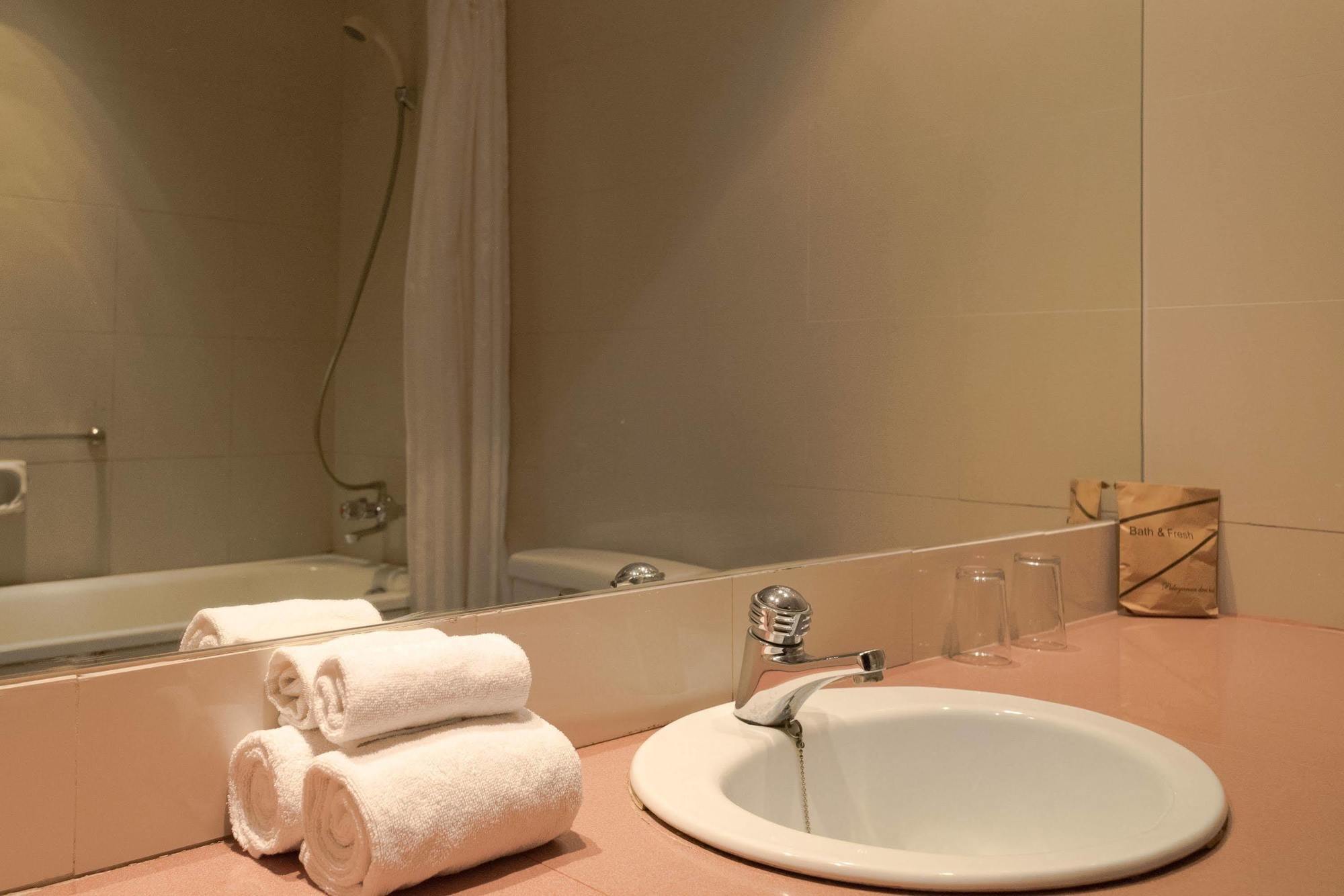Hotel Gajahmada Понтианак Екстериор снимка